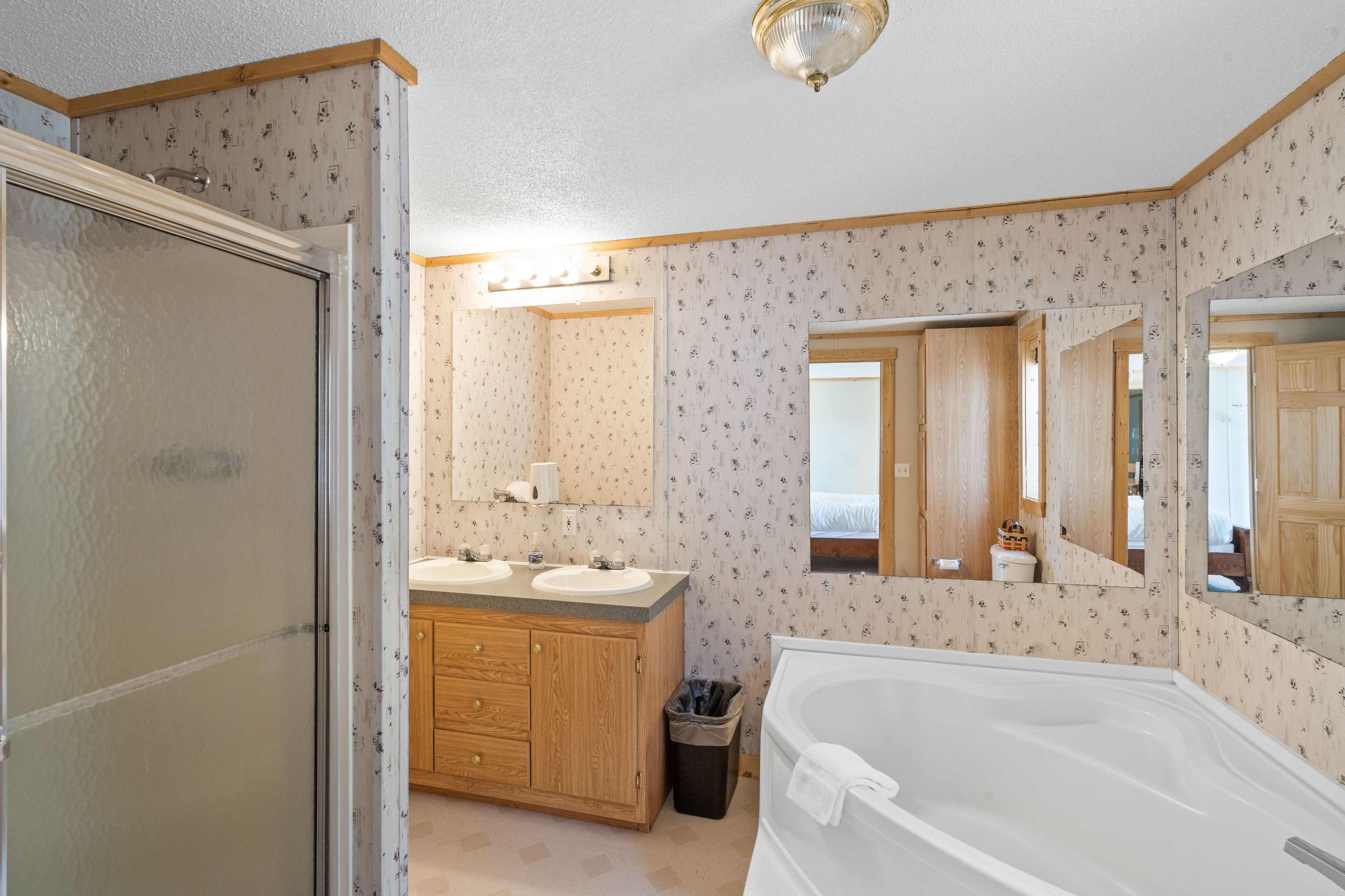 ハウス | バスルーム | シャワー付き浴槽、ヘアドライヤー、タオル、石鹸