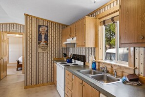 Refrigerador con freezer, microondas, horno, placa de cocina