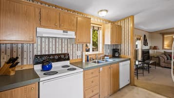 House | Private kitchen | Full-sized fridge, microwave, oven, stovetop
