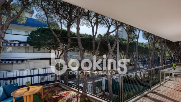 An outdoor terrace with a seating area, a small table, and a railing. - APARTMENT FOR 6 PEOPLE WITH PARKING 2 MINUTES FROM THE BEACH (Platja d'Aro)
