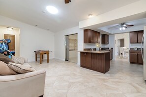 Living area - Beautiful Spacious 4BR/2BR Near Beach, Newly Renovated. Great for families!  (Port Charlotte)