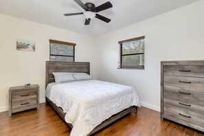 5 Schlafzimmer, Schreibtisch, Bügeleisen/Bügelbrett, kostenloses WLAN