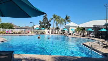 Piscina all'aperto, una piscina riscaldata