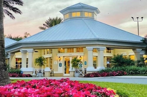 3 Miles from Disney!!!!! 4 Bedroom Villa with Private Pool/Game Room