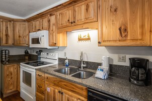 Casa geminada | Cozinha privada | Geladeira grande, micro-ondas, fogão, cooktop