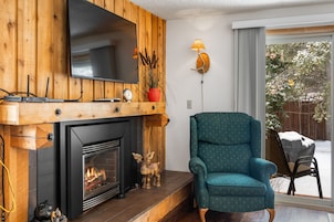 Casa adosada | Sala de estar | Televisión de pantalla plana de 55 pulgadas con canales por satélite