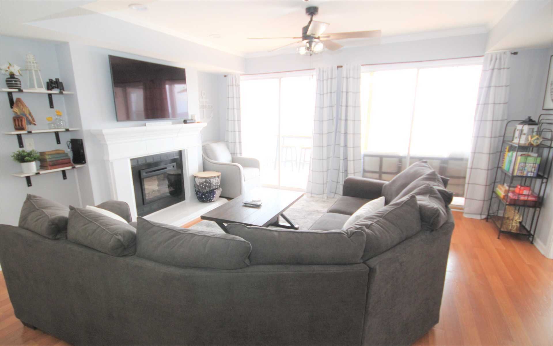 Harbour Towne Condo - Beautifully Decorated, Incredible Lake View, Minimal Steps, Inquire for Slip!