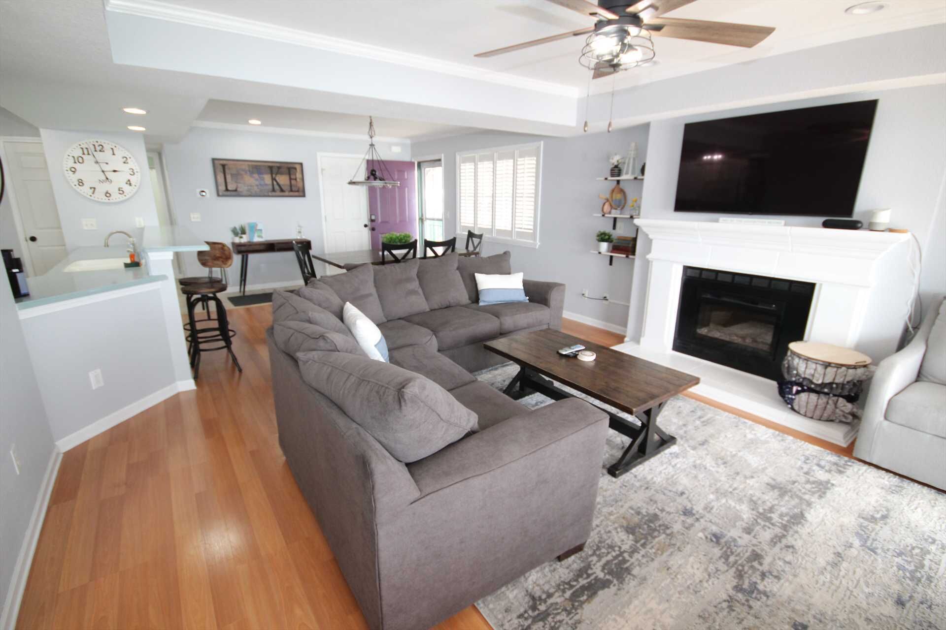 Harbour Towne Condo - Beautifully Decorated, Incredible Lake View, Minimal Steps, Inquire for Slip!