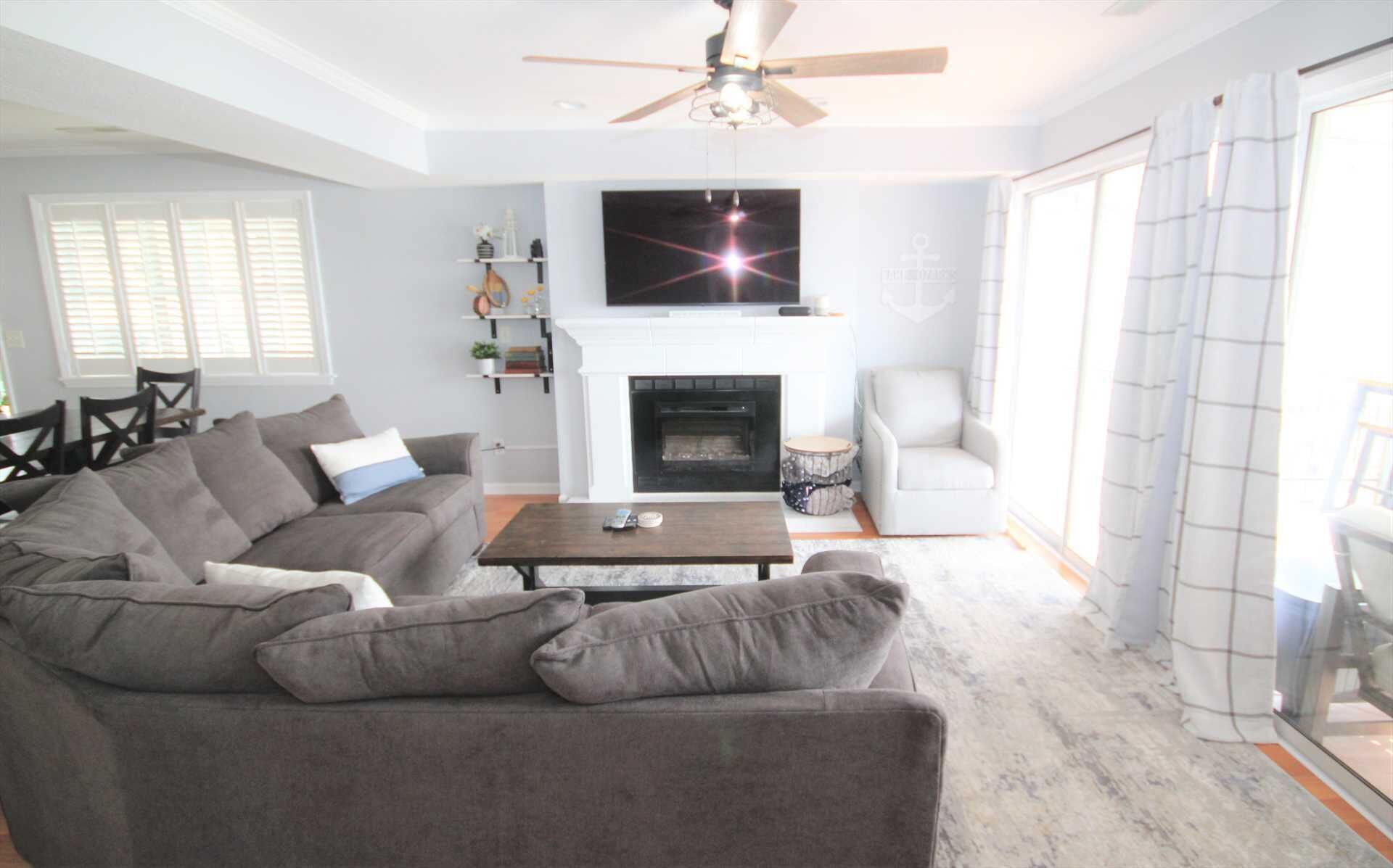 Harbour Towne Condo - Beautifully Decorated, Incredible Lake View, Minimal Steps, Inquire for Slip!