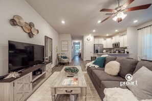 Smart TV - Sandestin Teal Chic - Brand new Townhouse near 30A & Miramar Beach (Santa Rosa Beach)