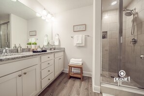 Bathtub, hair dryer, towels, soap - Sandestin Teal Chic - New & Cozy Townhouse near 30A, Miramar Beach and Destin (Santa Rosa Beach)