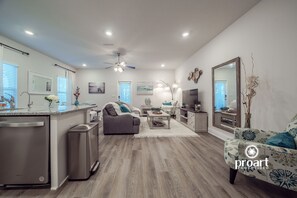 Smart TV - Sandestin Teal Chic - Brand new Townhouse near 30A & Miramar Beach (Santa Rosa Beach)