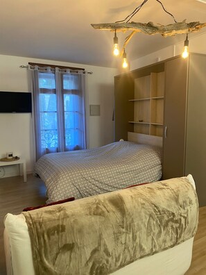 Strykjärn/strykbräda och sängkläder