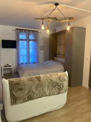 1 dormitori, planxa i posts de planxar i roba de llit 