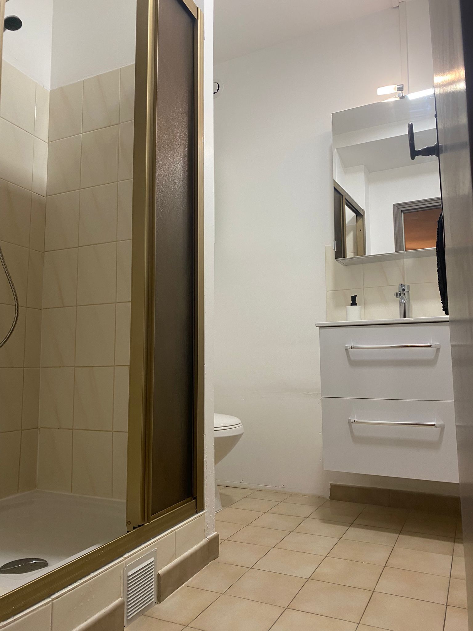 Douche, sèche-cheveux, serviettes fournies, savon