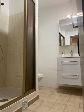 Dusch, hårtork, handdukar och tvål