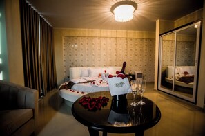 Deluxe Room | Hypo-allergenic bedding, down duvets, in-room safe, free WiFi - Joneya Hotel (Chiclayo)