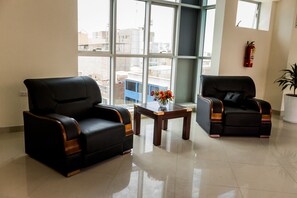 32-inch flat-screen TV with cable channels, TV, printers - Joneya Hotel (Chiclayo)