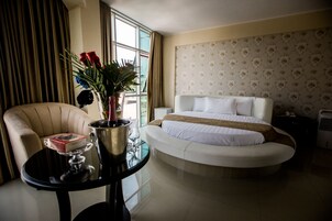 Hypo-allergenic bedding, down comforters, in-room safe, free WiFi