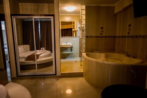 Bañera y ducha independientes y bañera de hidromasaje