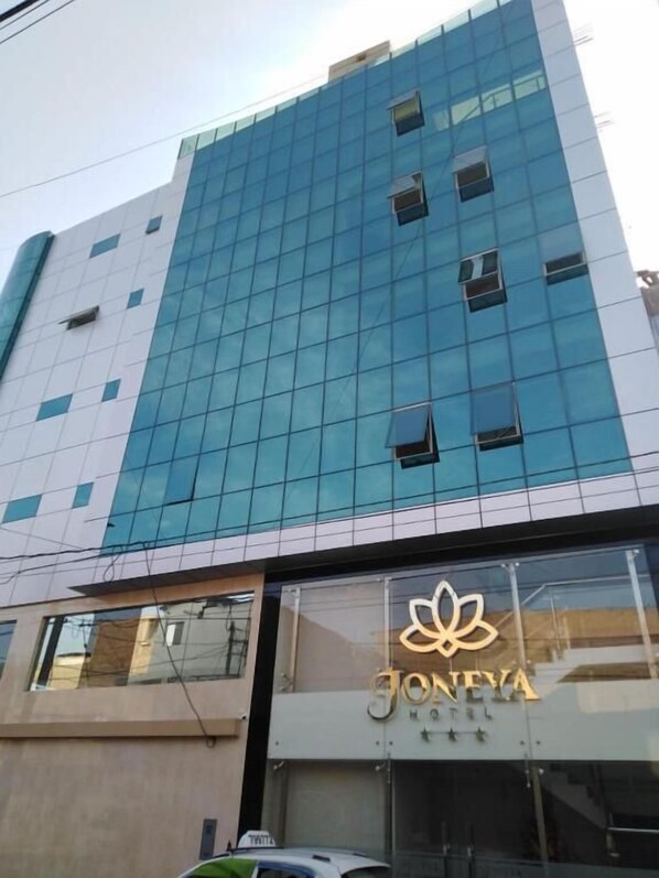 A modern hotel building with a glass facade and a visible logo 'JONOVA HOTEL' on the ground floor. - Joneya Hotel (Chiclayo)
