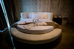 Habitación Deluxe | Ropa de cama hipoalergénica, edredones de plumas, caja fuerte