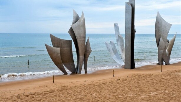 A beach with abstract metal sculptures and a clear view of the ocean. - Le Biardais - Gites du Bessin (Balleroy-sur-Drôme)