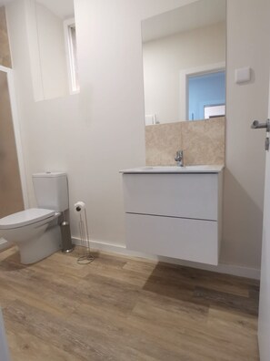 Doccia, asciugamani, sapone, carta igienica