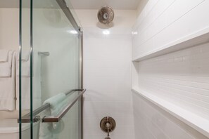 Combined shower/tub, hair dryer, towels