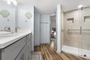 Dusche, Haartrockner, Handtücher