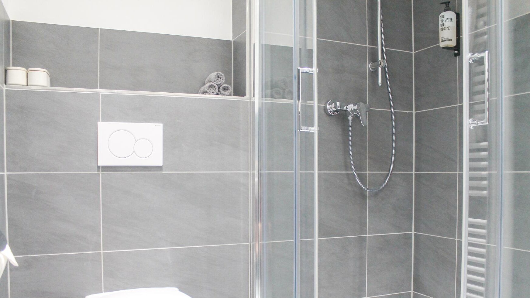 Dusche, Handtücher, Seife, Toilettenpapier
