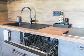 Réfrigérateur, micro-ondes, four, plaque de cuisson