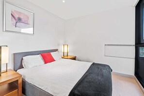 1 dormitorio, tabla de planchar con plancha, wifi y ropa de cama
