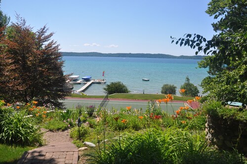 Fantastic Torch Lk Waterfront Cottage A ~Hot Tub- Tennis/pklbl Crt ~ Kayaks-SUP