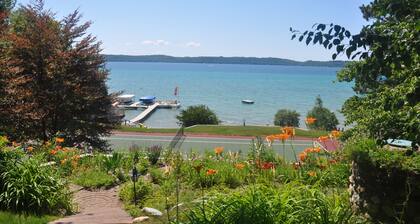 Fantastic Torch Lk Waterfront Cottage A ~Hot Tub- Tennis/pklbl Crt ~ Kayaks-SUP