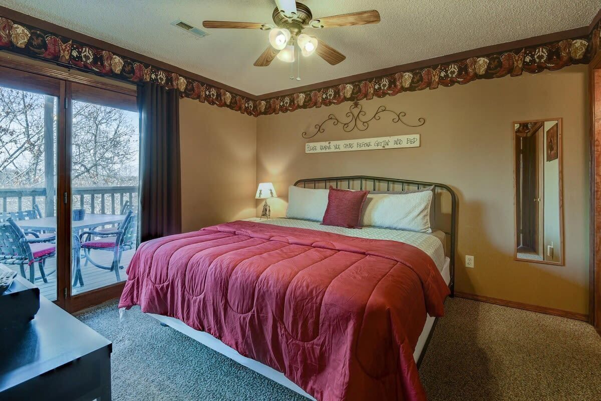 2 bedrooms, desk, iron/ironing board, WiFi