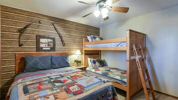 2 makuuhuonetta, työpöytä, silitysrauta/-lauta, vauvan matkasänky