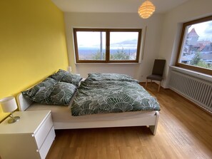 3 slaapkamers, reisbedje, gratis wifi, beddengoed