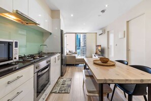 Fridge, microwave, oven, stovetop - Modern City Convenience with Great Amenities (Melbourne)