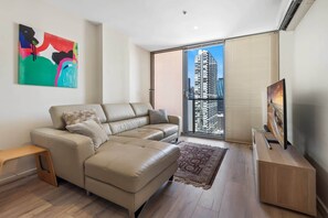 TV - Modern City Convenience with Great Amenities (Melbourne)