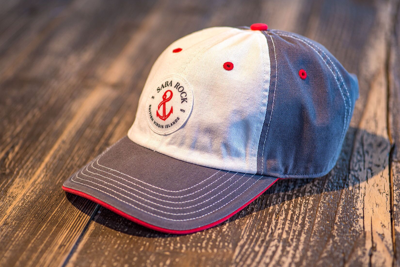 Una gorra de béisbol con un logo y texto en el frente.