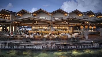 2 restaurants, breakfast served
