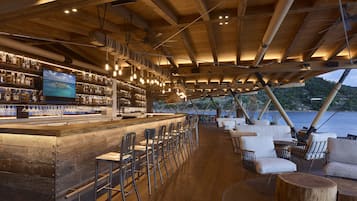 2 bars/lounges