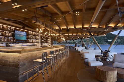 2 bars/lounges