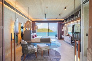 Premium suite | Luxe beddengoed, een kluis op de kamer, individueel gedecoreerd