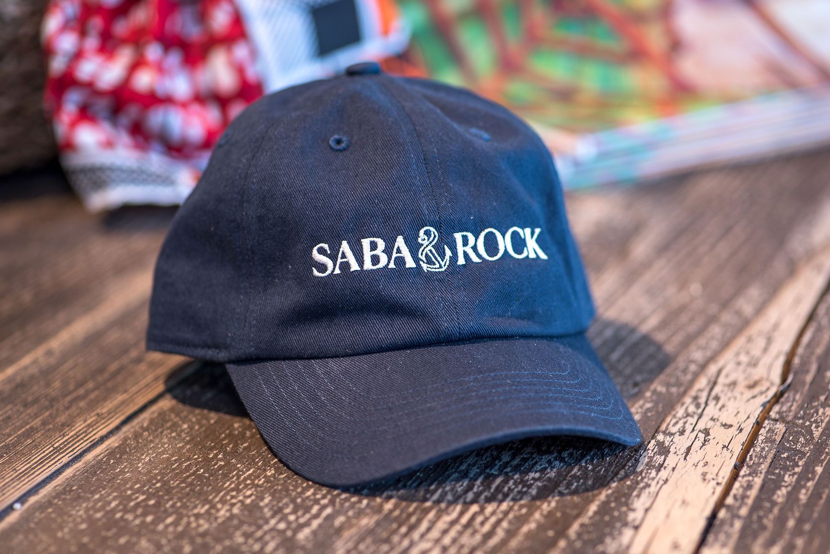 Eine schwarze Kappe mit der Aufschrift "SABA ROCK".