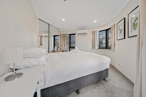 2 habitaciones, escritorio, tabla de planchar con plancha y wifi 
