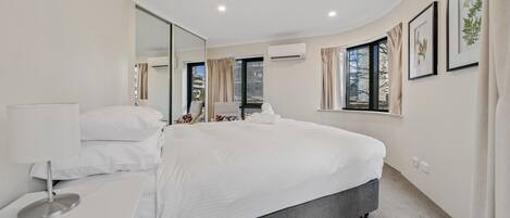 2 bedrooms, desk, iron/ironing board, WiFi