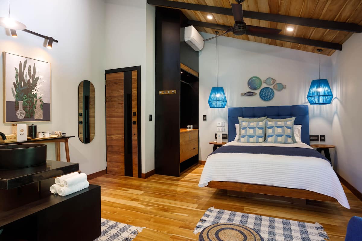 Superior Double Room, 1 Queen Bed, Garden View | Minibar, in-room safe, free WiFi, bed sheets