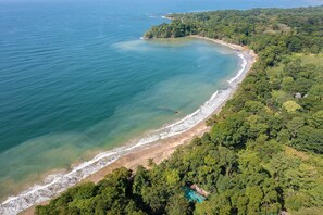 On the beach, white sand, sun loungers, beach towels - awā Beachfront Hotel (Cahuita)